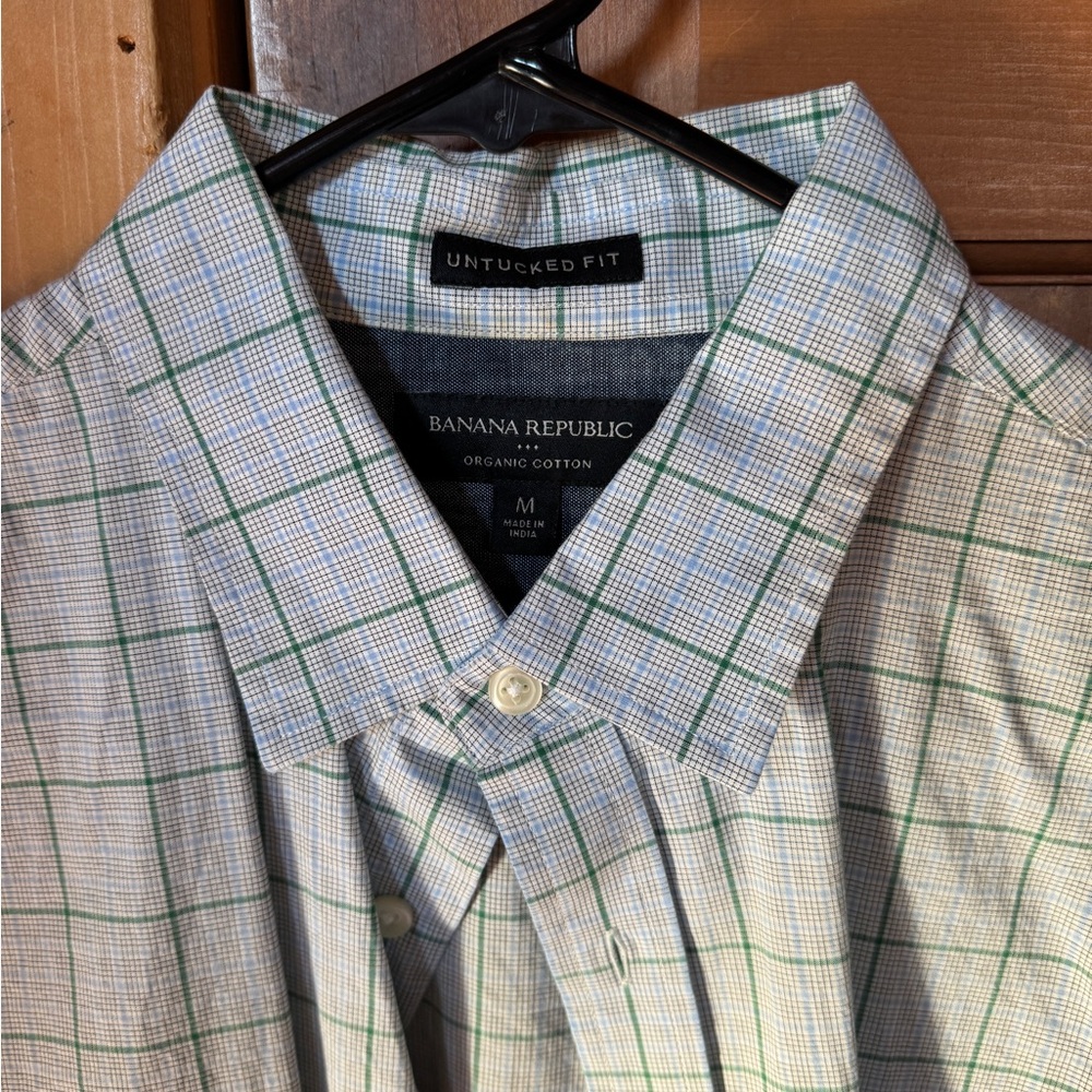 Men’s Banana Republic button down shirt. Size medium.